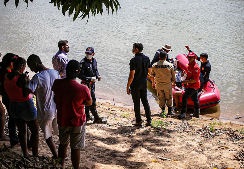 Pai de um dos adolescentes encontra corpos desaparecidos no rio Parnaíba
