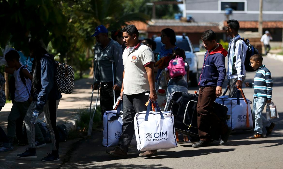 Grupo de 46 migrantes venezuelanos chega a Brasília, onde serão acolhidos e encaminhados às casas de passagem alugadas pela Cáritas Brasileira e pela Cáritas Suíça, com o apoio do Departamento de Estado dos Estados Unidos.