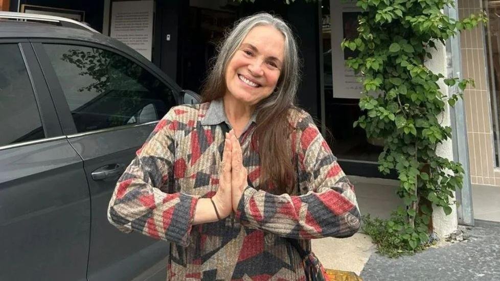 Atriz Regina Duarte é flagrada catando papelão nas ruas e viraliza