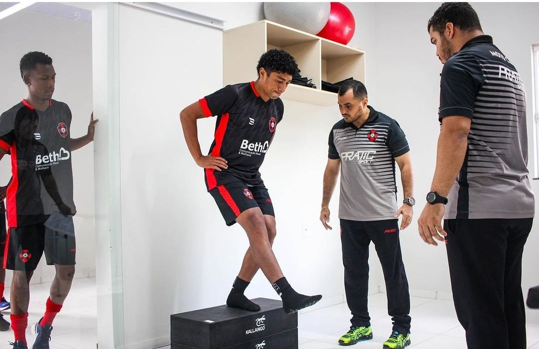 Moto Club apresenta 24 jogadores e diretor de futebol