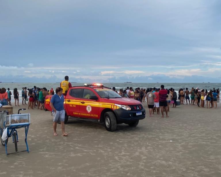Jovem de 18 anos morre afogado na praia do Calhau