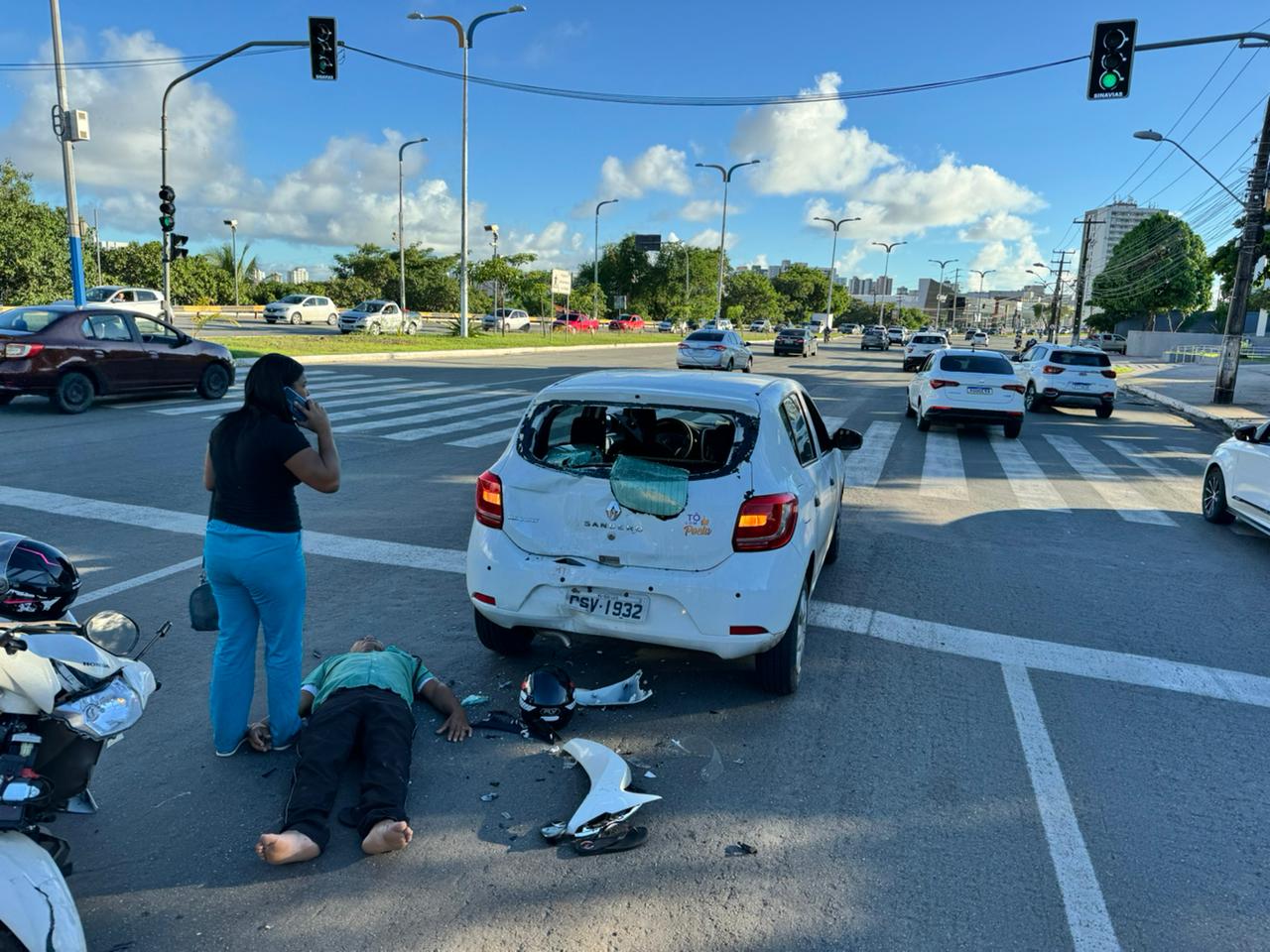 Motociclista fica ferido após bater em carro na Av. Carlos Cunha