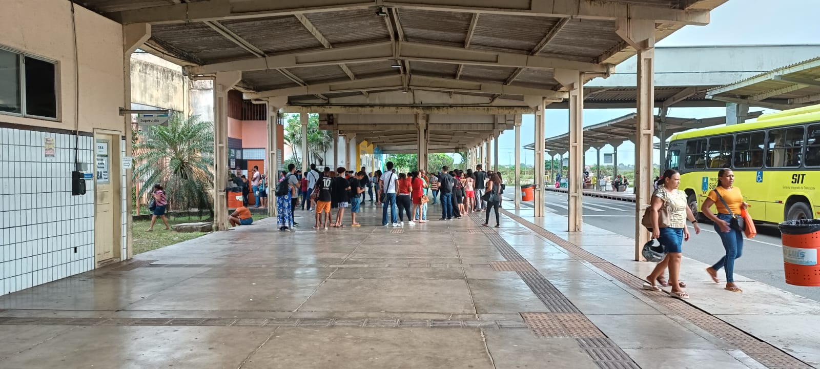 Usuários reclamam de demora na fila para recarregar cartões de transporte