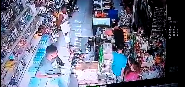 Bandidos roubam comércio e agridem funcionário; Vídeo