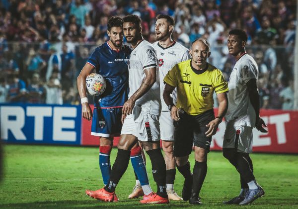 CBF afasta árbitro e bandeirinha por erro em marcação de pênalti contra o Moto Club