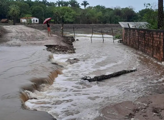 Chuva destrói ponte e barragem em Peri Mirim e Cajapió-MA