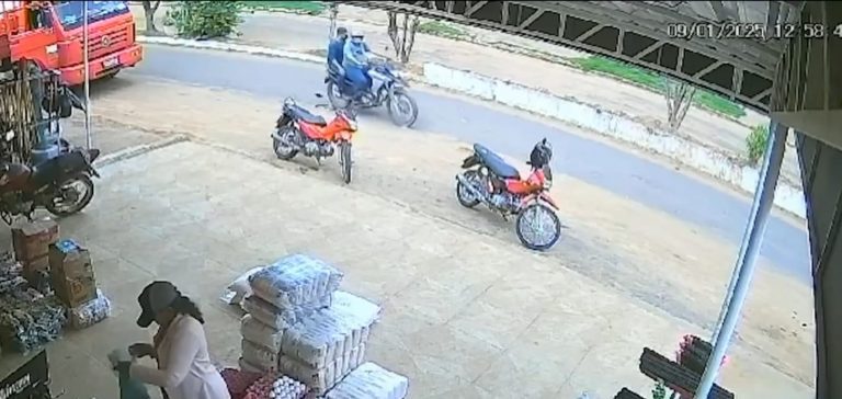 Imagem dos criminosos utilizando uma motocicleta antes de cometerem o crime. Foto: Reprodução