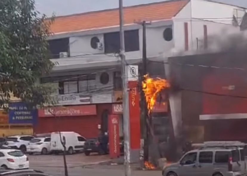 Vídeo: poste de energia e telefonia pega fogo na Avenida Jerônimo de Albuquerque