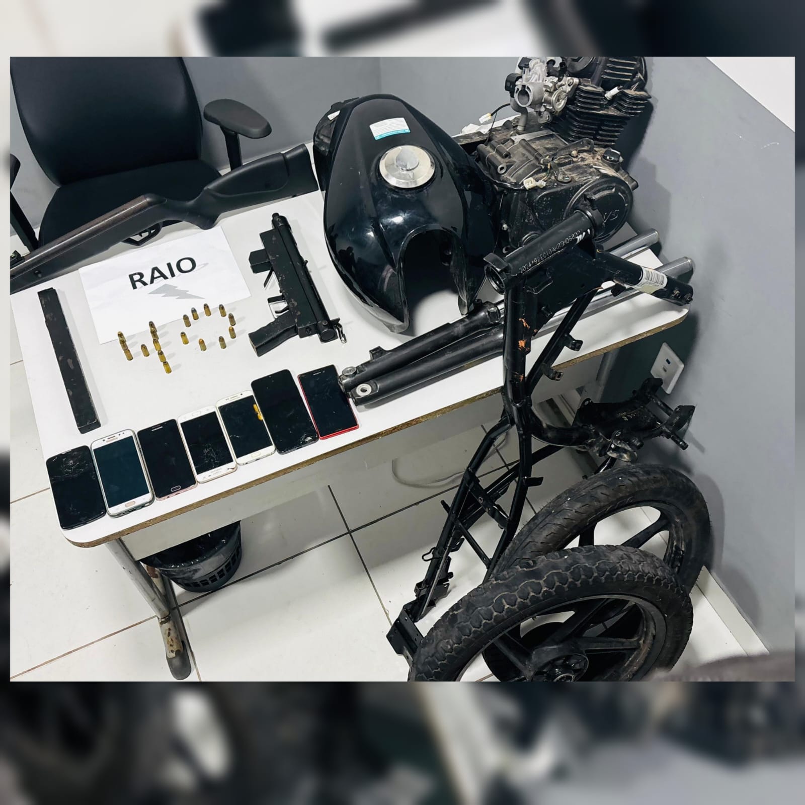 Mulher é presa com submetralhadora e rifle guardados em casa