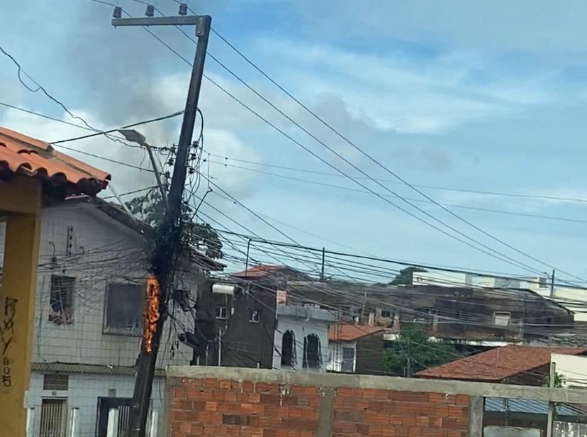 Vídeo: poste pega fogo na Avenida dos Franceses na Alemanha