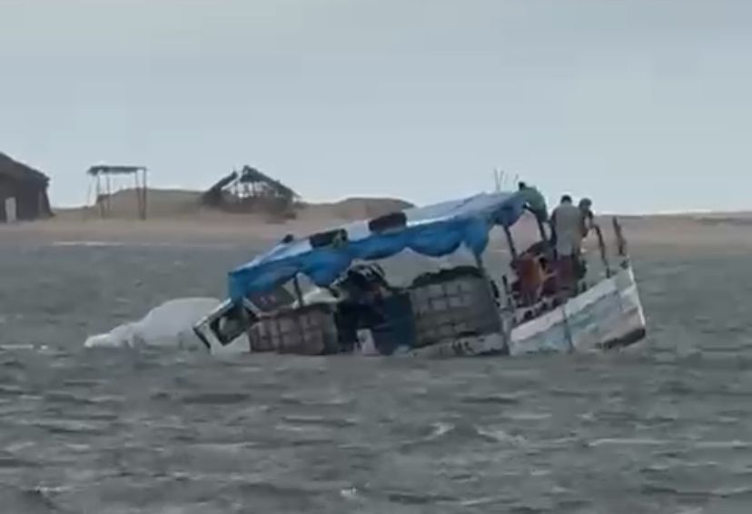 Vídeo: embarcação que transportava veículos naufraga nos Lençois Maranhenses