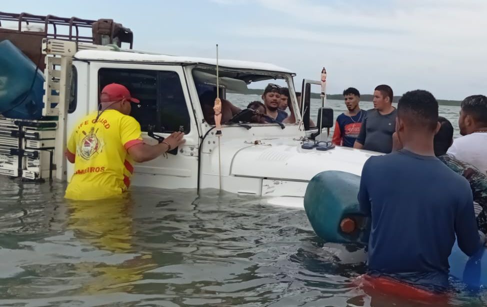 Caminhonete e produtos de embarcação que naufragou em Atins são recuperados