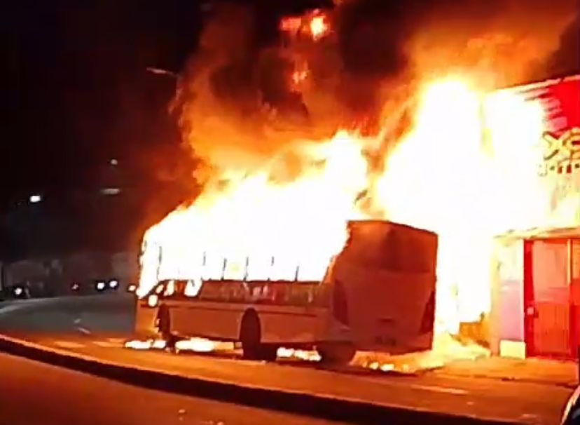 Vídeo: ônibus pega fogo no bairro Cruzeiro do Anil