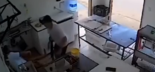 Jovem sofre choque elétrico ao usar celular conectado na tomada