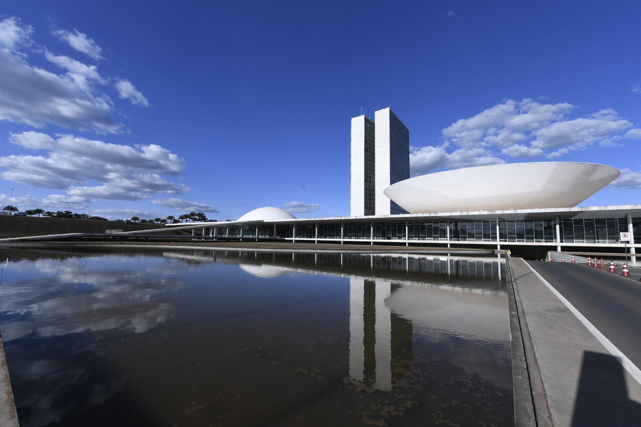 Fachada do Congresso Nacional, a sede das duas Casas do Poder Legislativo brasileiro.

As cúpulas abrigam os plenários da Câmara dos Deputados (côncava) e do Senado Federal (convexa), enquanto que nas duas torres - as mais altas de Brasília, com 100 metros - funcionam as áreas administrativas e técnicas que dão suporte ao trabalho legislativo diário das duas instituições.

Foto: Jefferson Rudy/Agência Senado