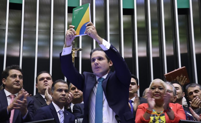 Hugo Motta levantou exemplar da Constituição em primeiro discurso como presidente. Foto: Marina Ramos/Câmara dos Deputados

