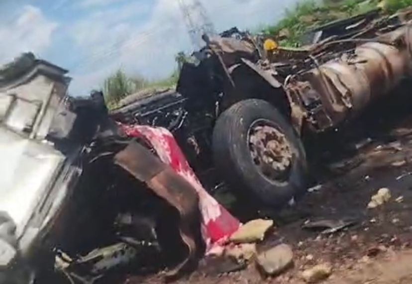 Batida entre caminhões deixa três pessoas feridas no Campo de Peris em Bacabeira