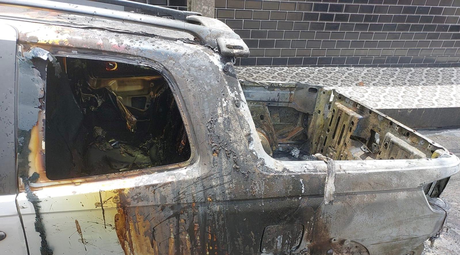 Vídeo: carro pega fogo no bairro Planalto Anil II, em São Luís