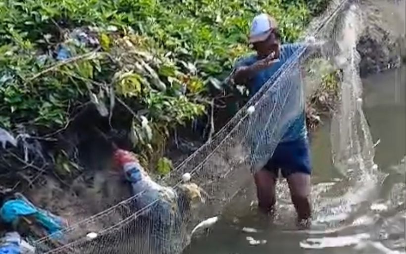 Vídeo: homens são flagrados pescando no esgoto em vala da Cidade Olímpica
