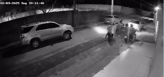 Polícia prende quatro suspeitos de assaltar entregador