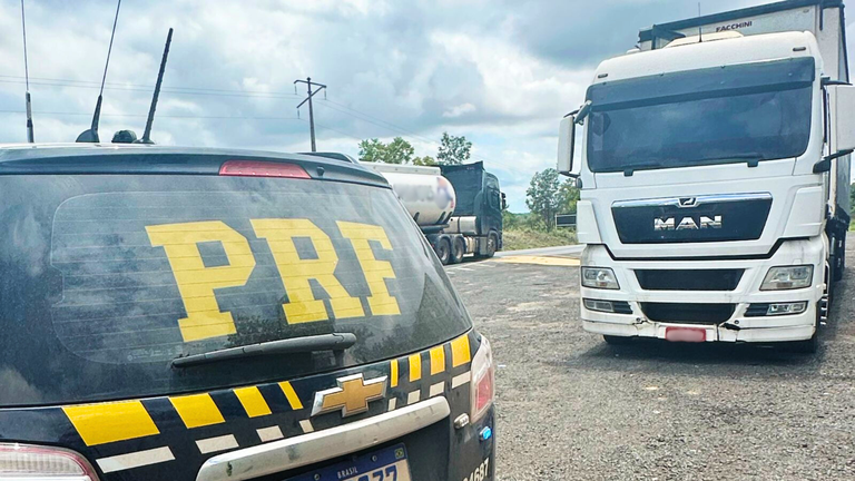 Idoso é preso dirigindo caminhão com placas “clonadas” em Caxias