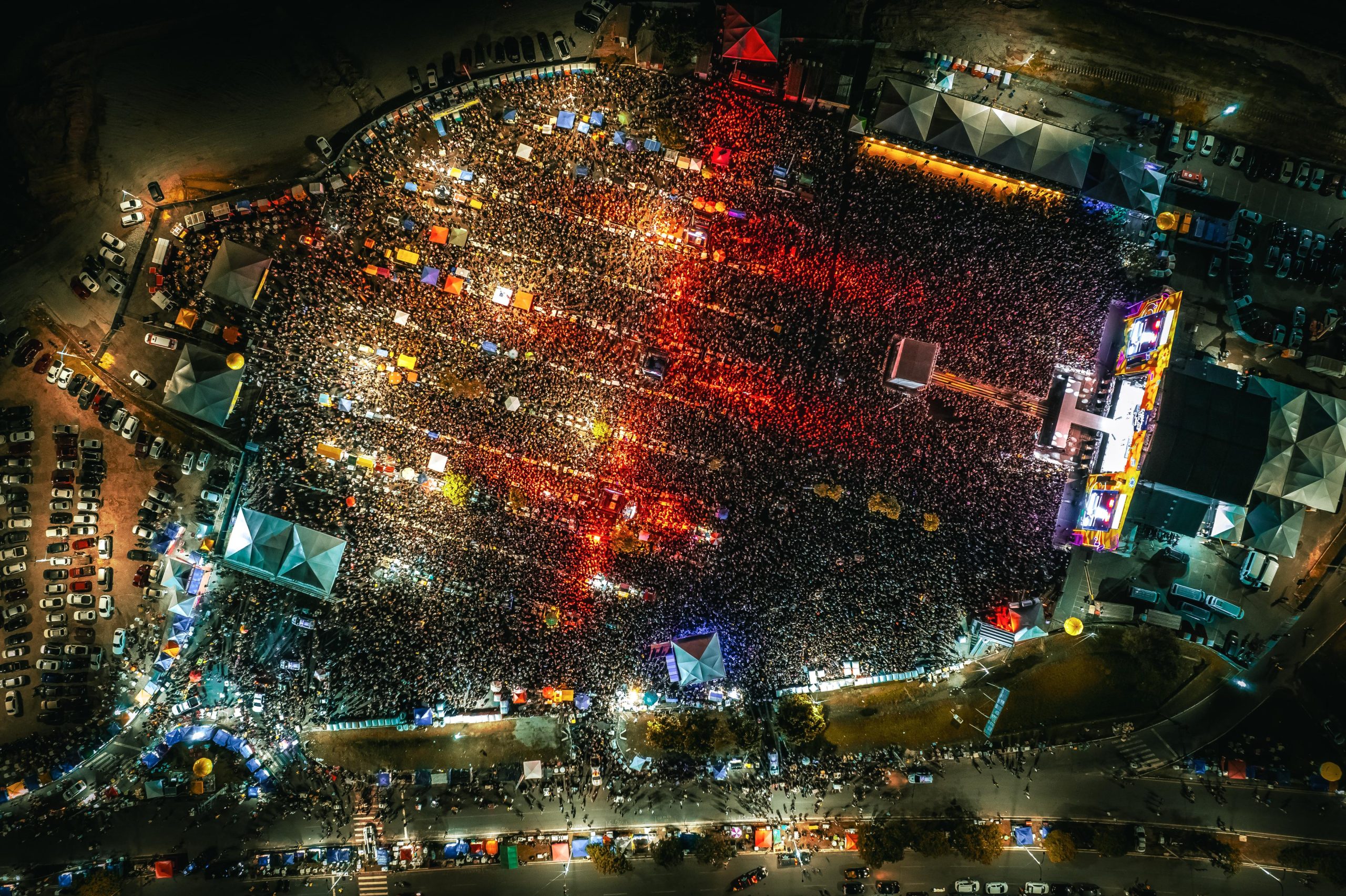 Shows de Léo Santana, Ferrugem e Timbalada reúnem multidão na ‘Cidade do Carnaval’
