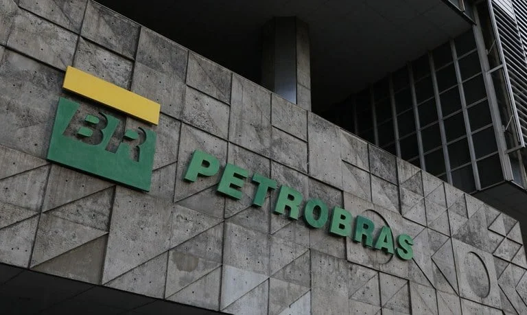 Petrobras tem queda no lucro em 2024, mas mantém investimentos e menor dívida financeira desde 2008