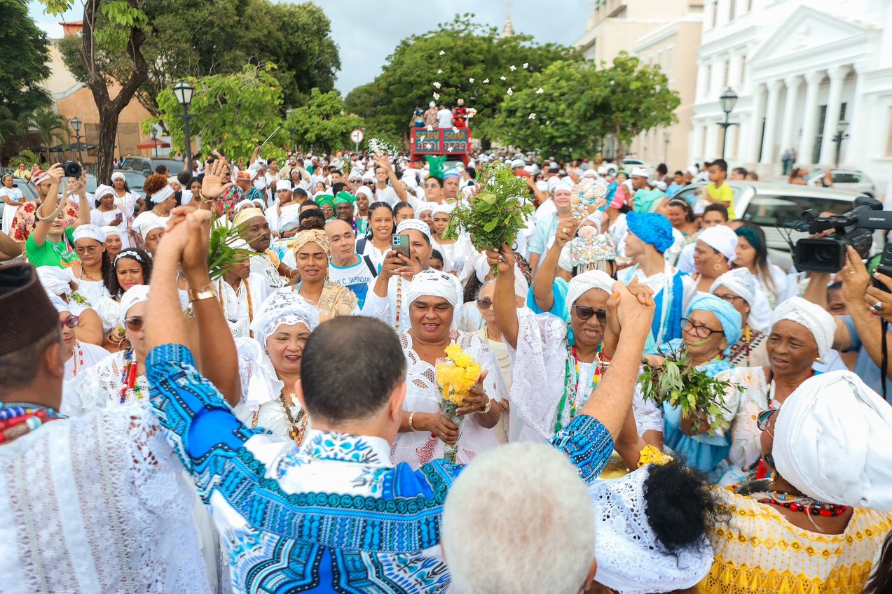 Banho de Axé reúne mais de 60 grupos em cortejo pelas ruas do Centro de São Luís
