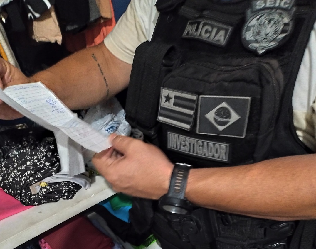 Mulher é presa suspeita de envolvimento em esquema de falsificação de documentos