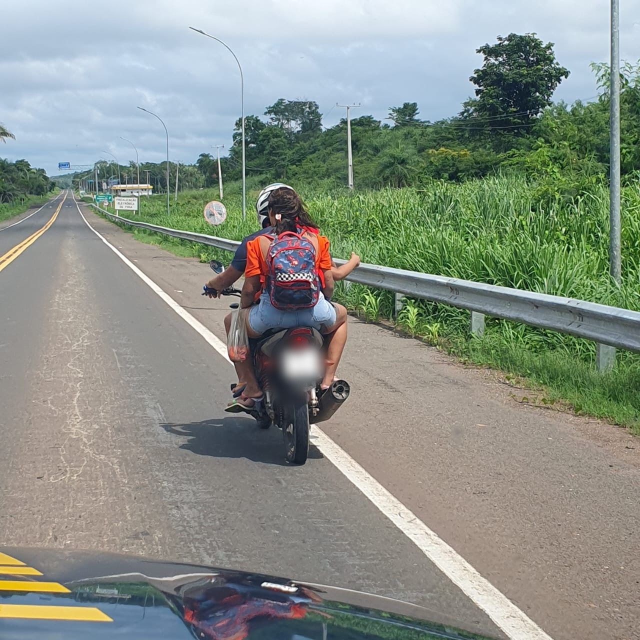 Flagrante: motociclista transporta criança e mulher sem capacetes na BR-316