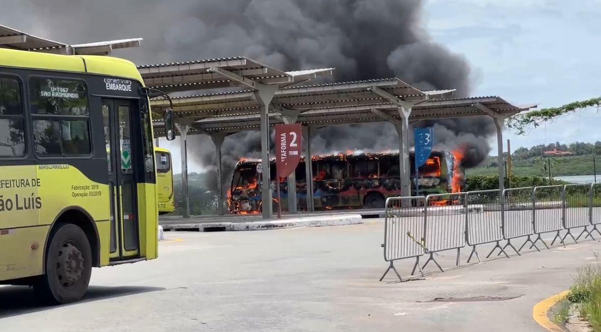Vídeo: ônibus pega fogo no terminal da Praia Grande