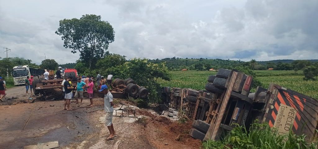 Motorista morre após batida entre duas carretas na BR-226, em Barra do Corda