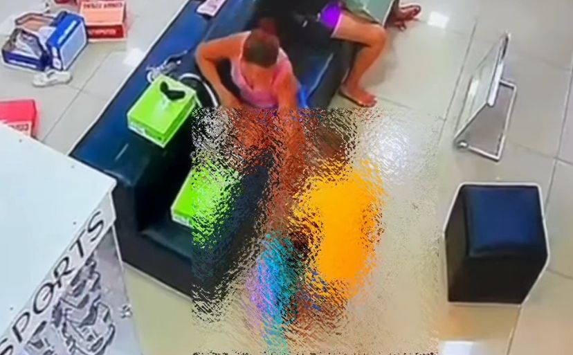 Vídeo: mulher furta bolsa em loja e pede ‘ajuda’ de criança para esconder objeto