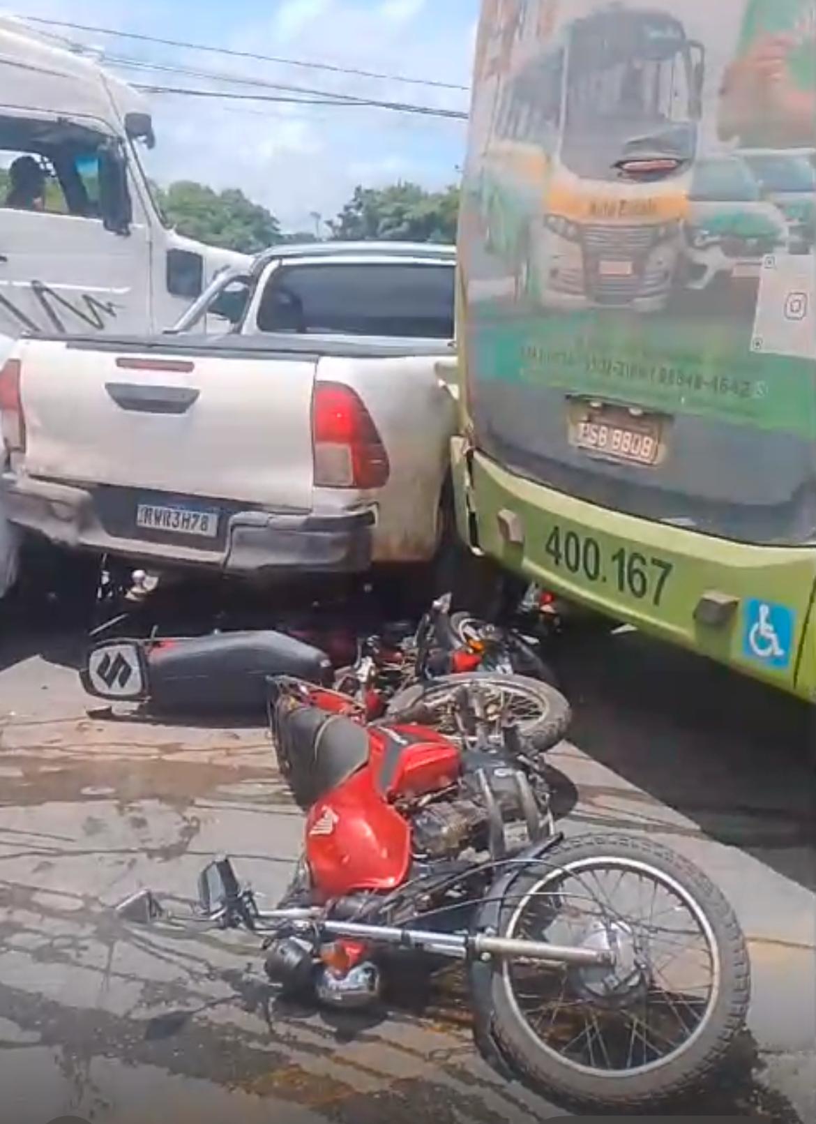 Caminhão perde freio e atinge mais de 10 veículos em avenida de São Luís