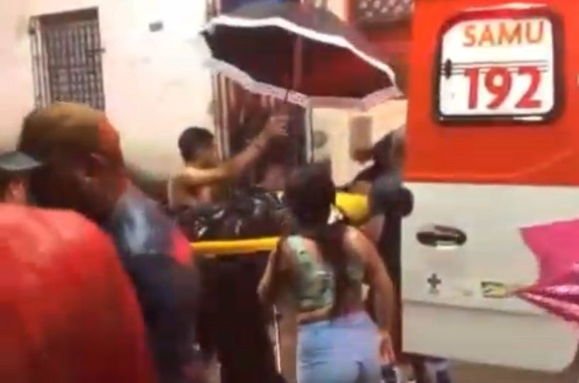 Chuva dificulta socorro do SAMU a jovem que sofreu acidente de moto; veja vídeo