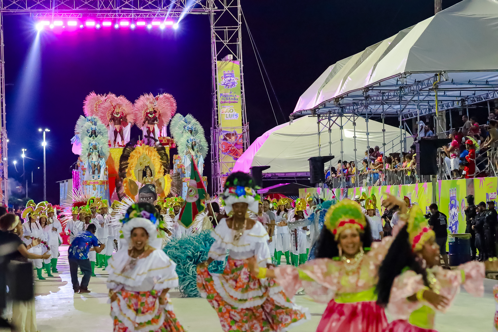 Vencedores dos desfiles de blocos e escolas de samba serão conhecidos nesta terça