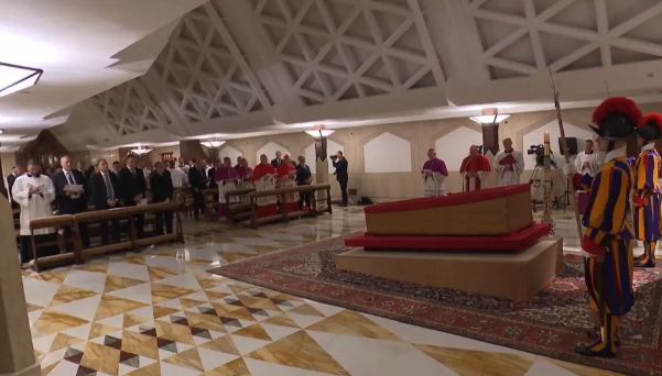 Corpo do papa Francisco na residência ‘Casa Santa Marta’.