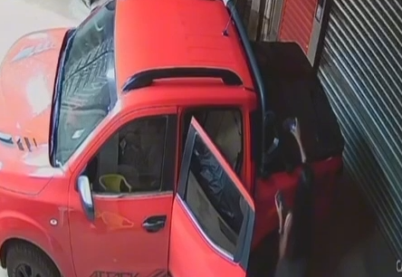 Veja as imagens do exato momento em que mulher coloca fogo no galpão de ex-companheiro