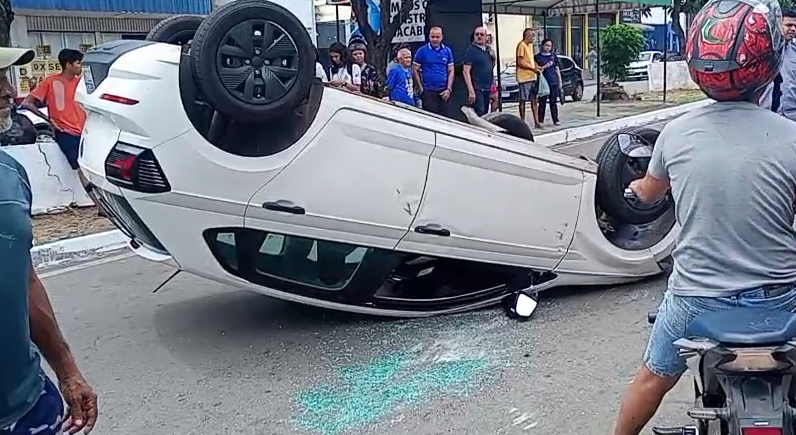 Carro perde o controle e capota na Cidade Operária