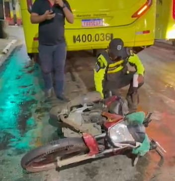 Durante perseguição policial, homem cai embaixo de ônibus na Av. dos Franceses