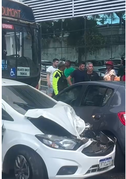Ônibus perde o controle e bate em dois carros na Av. Kennedy