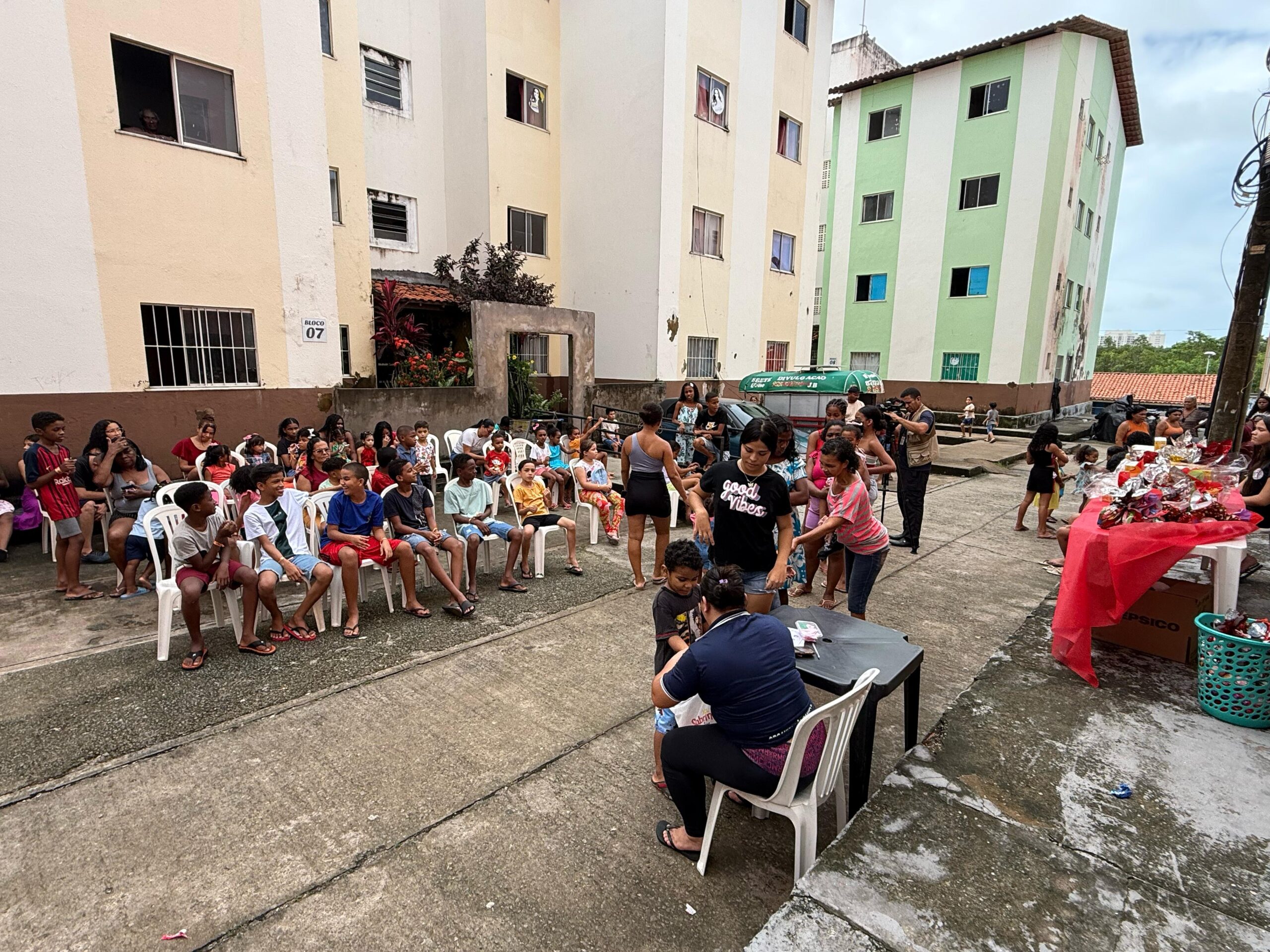 Campanha leva chocolates, alegria e amor à crianças do Residencial Camboa em São Luís