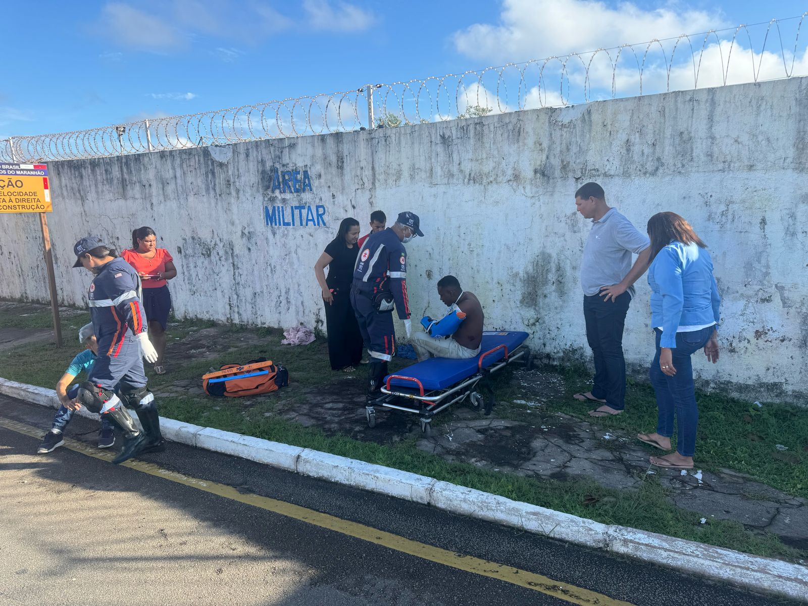 Óleo na pista causa acidente em alça da Ponte Bandeira Tribuzzi