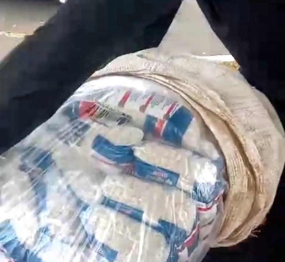 Vídeo: mais de 4 toneladas de arroz saqueado após tombamento de caminhão já foram devolvidos