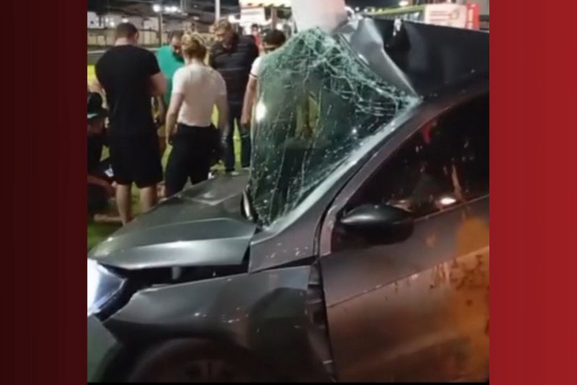 Vídeo: veja o momento em que carro bate contra poste na Avenida dos Holandeses; veículo se partiu ao meio