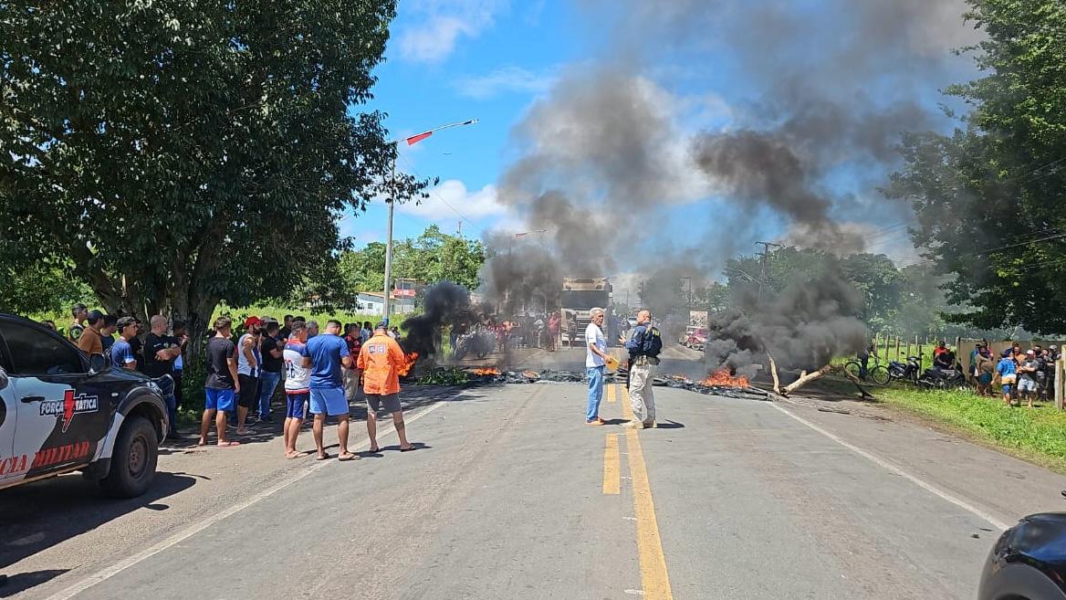 Manifestantes bloqueiam trecho da BR-135 em Santa Rita