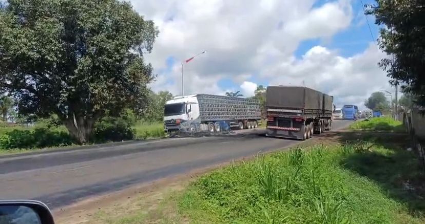 Trânsito na BR-135 é liberado após bloqueio em protesto contra problemas na infraestrutura