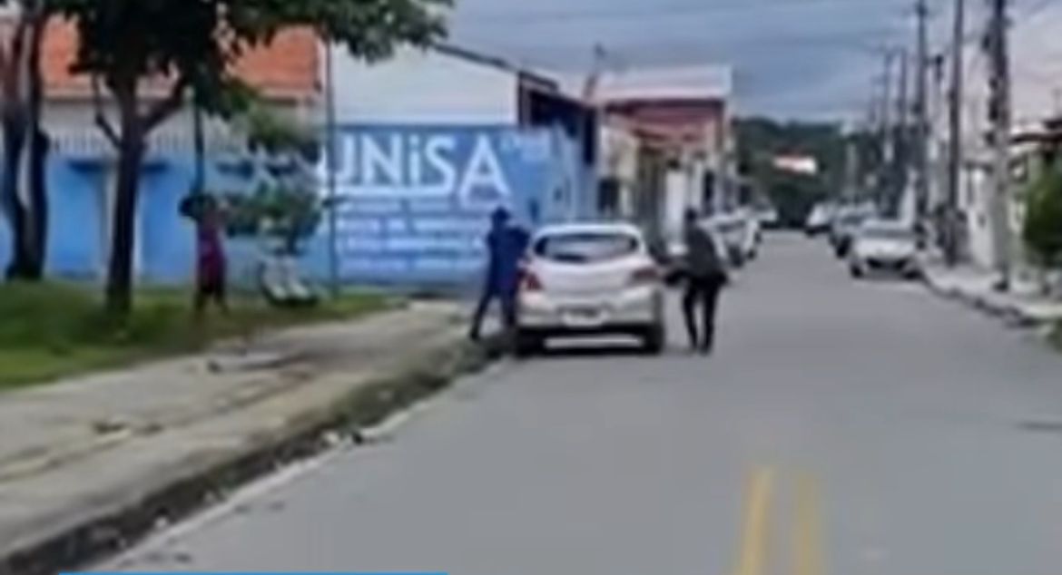 Carro e arma de policial são roubados em plena luz do dia no Vinhais