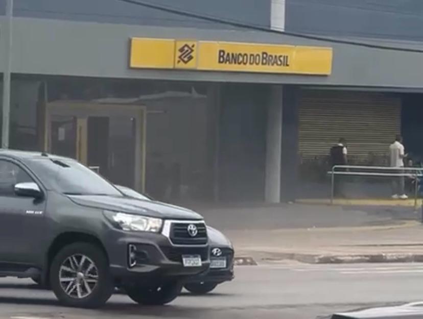 Vídeo: incêndio atinge agência bancária no São Cristóvão