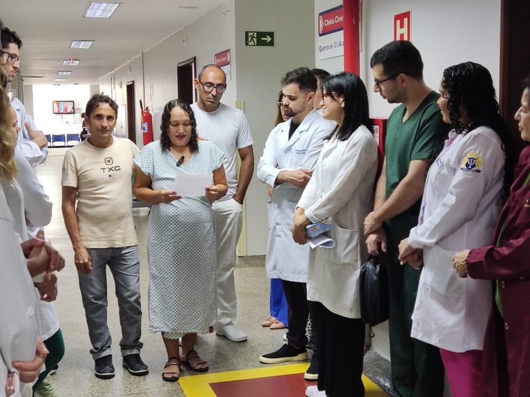 Paciente homenageia equipe de hospital com cordel ao receber alta após 99 dias de internação